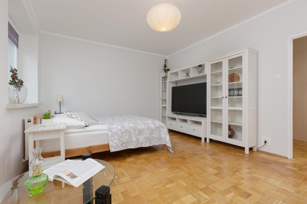 Studio Bielany With Home Office Near Metro Station By Noclegi Renters Varsovia Exterior foto